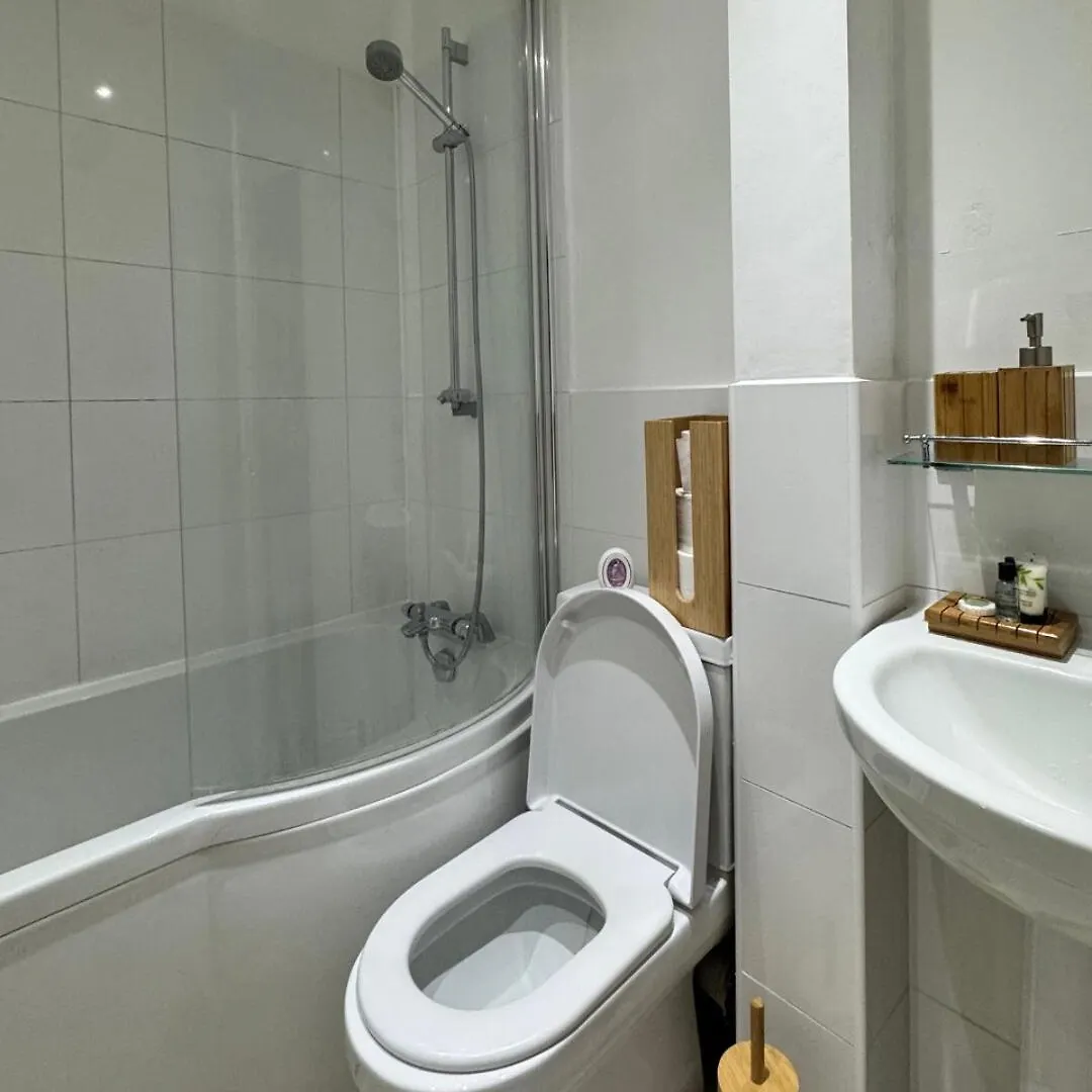 Terrace Flat, 10 Mins To The City London 0*,  United Kingdom